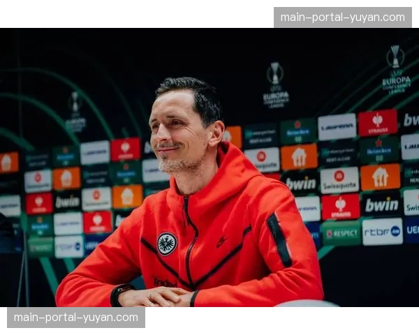 官方：法兰克福主帅托普穆勒与俱乐部续约至2028年