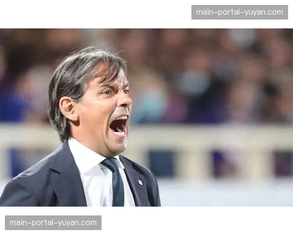 特写镜头：国米主帅小因扎吉在比赛最后时刻紧张地嚼着口香糖