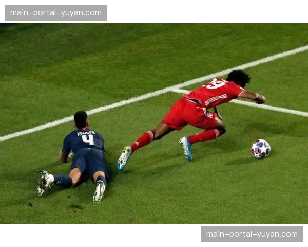 争议瞬间：科曼禁区内倒地，主裁未判点球引发拜仁将帅抗议